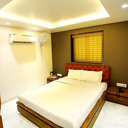Tirupati International Hotel 苏拉特 外观 照片