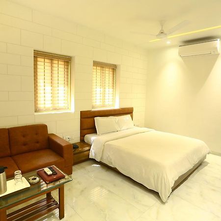 Tirupati International Hotel 苏拉特 外观 照片
