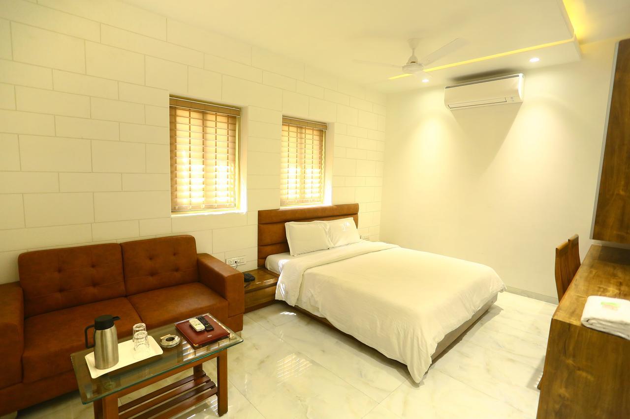 Tirupati International Hotel 苏拉特 外观 照片