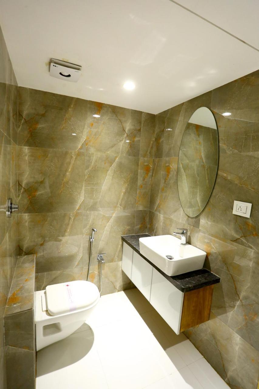 Tirupati International Hotel 苏拉特 外观 照片