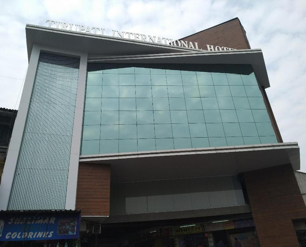 Tirupati International Hotel 苏拉特 外观 照片